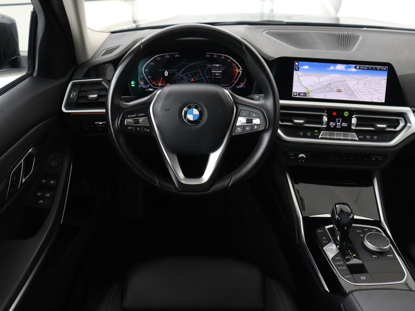 BMW 3 Serie 318i Executive Edition | Sport Line | Trekhaak | Sportstoelen | Carplay | Half leder | Live Cockpit | Navigatie | Climate control | Parkeerhulp