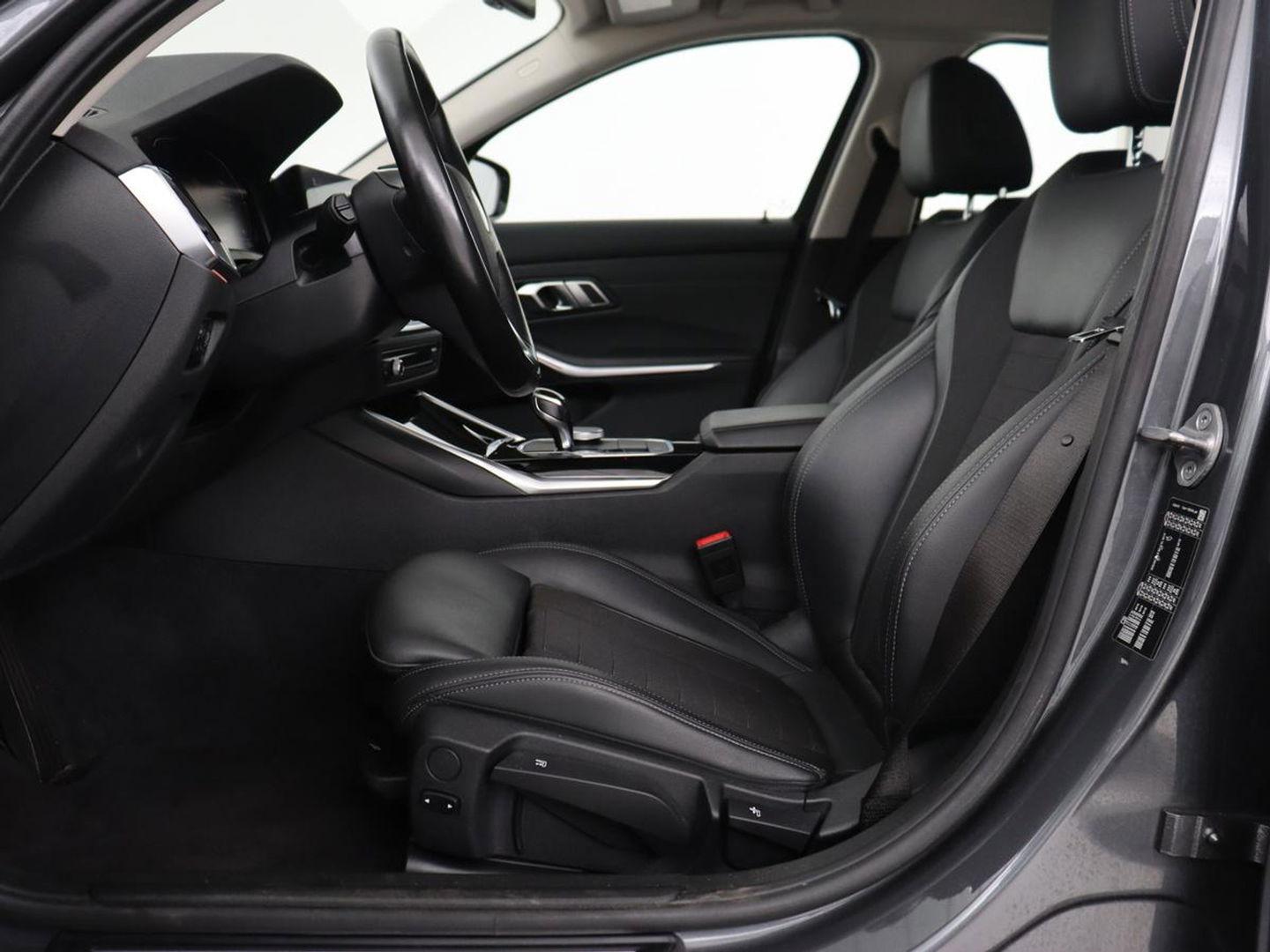 BMW 3 Serie 318i Executive Edition | Sport Line | Trekhaak | Sportstoelen | Carplay | Half leder | Live Cockpit | Navigatie | Climate control | Parkeerhulp