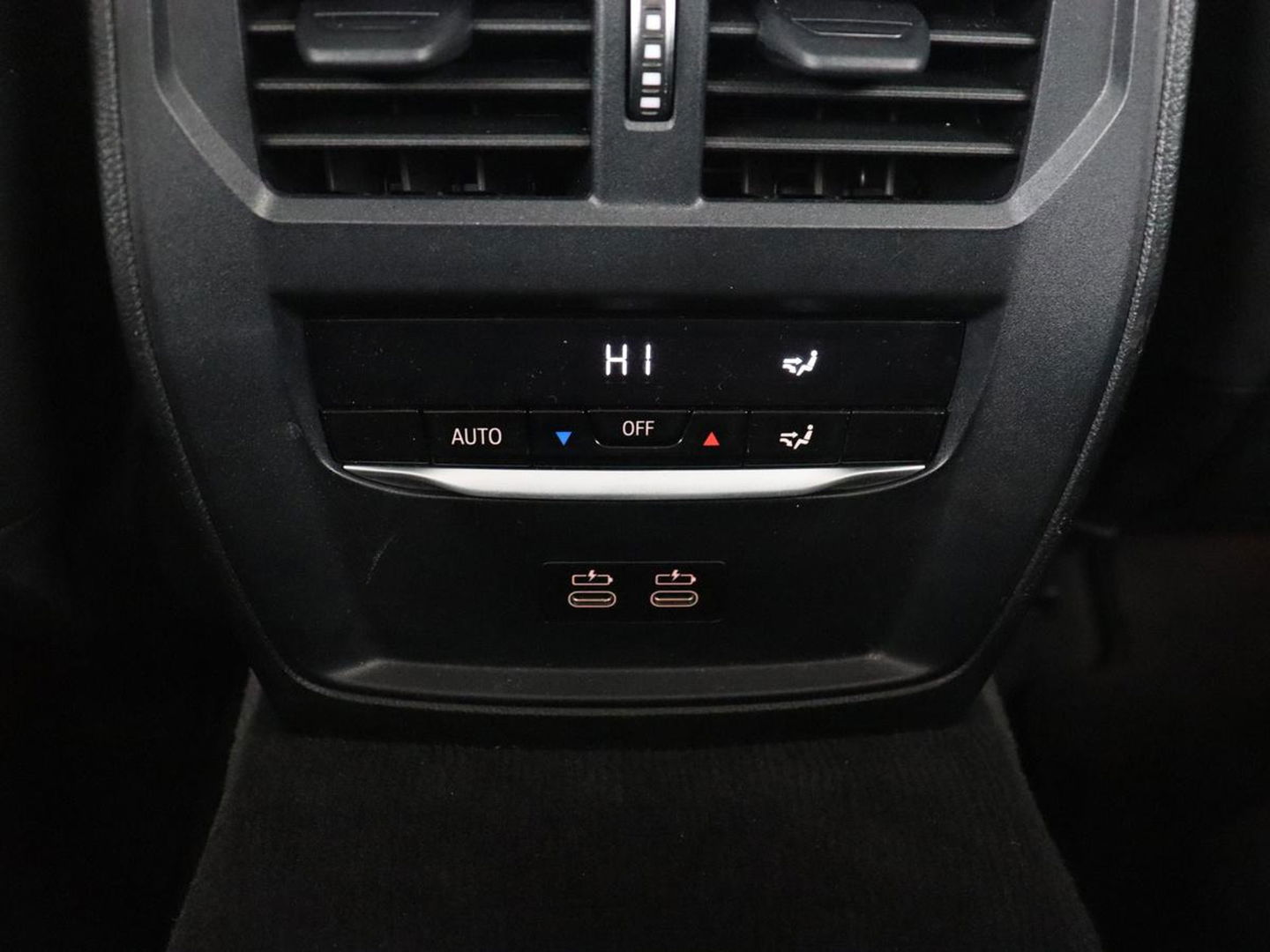 BMW 3 Serie 318i Executive Edition | Sport Line | Trekhaak | Sportstoelen | Carplay | Half leder | Live Cockpit | Navigatie | Climate control | Parkeerhulp