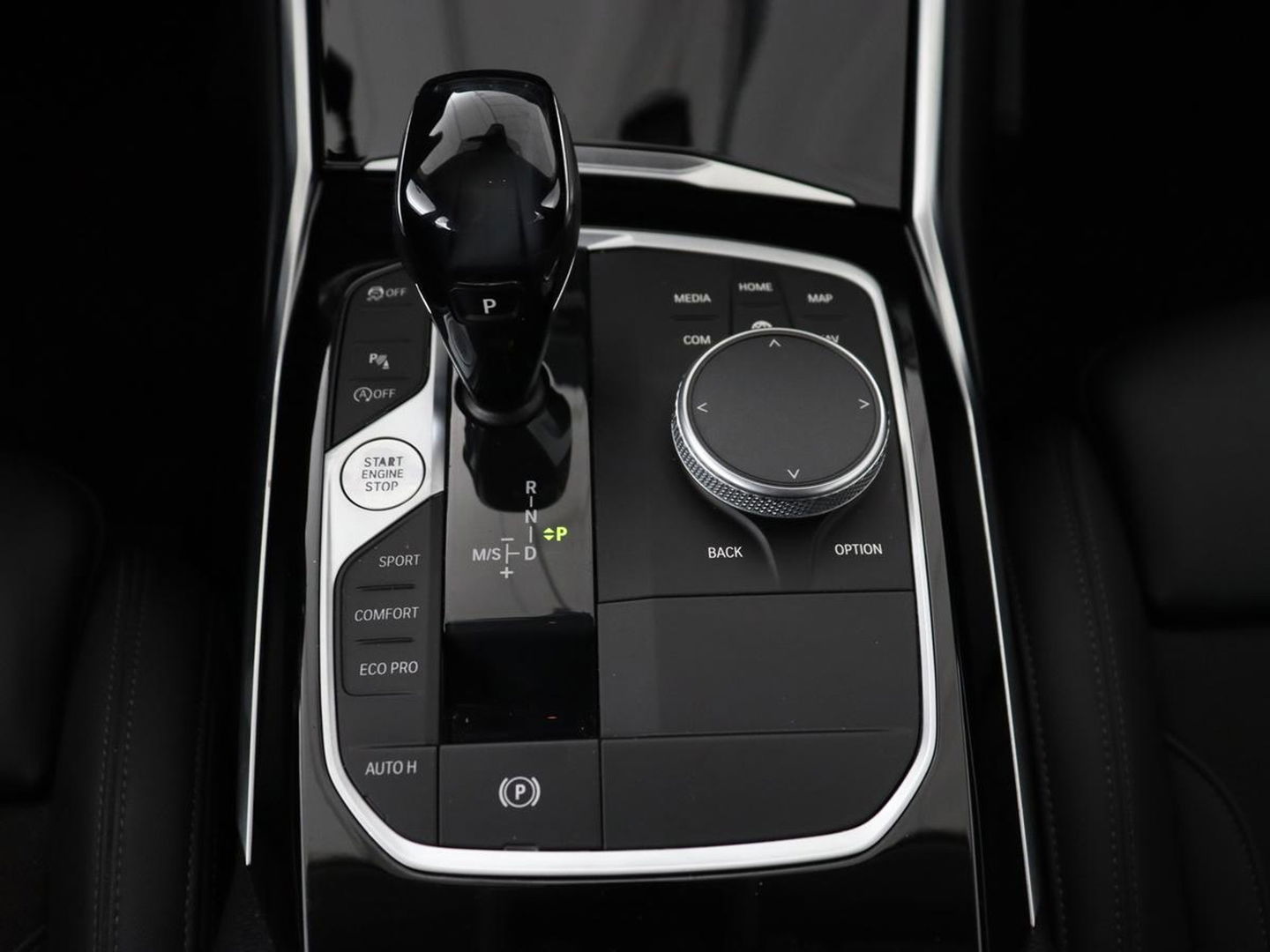 BMW 3 Serie 318i Executive Edition | Sport Line | Trekhaak | Sportstoelen | Carplay | Half leder | Live Cockpit | Navigatie | Climate control | Parkeerhulp