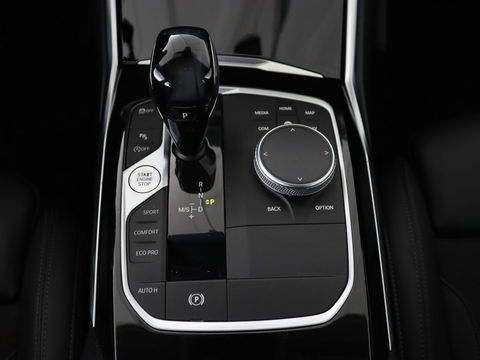 BMW 3 Serie 318i Executive Edition | Sport Line | Trekhaak | Sportstoelen | Carplay | Half leder | Live Cockpit | Navigatie | Climate control | Parkeerhulp