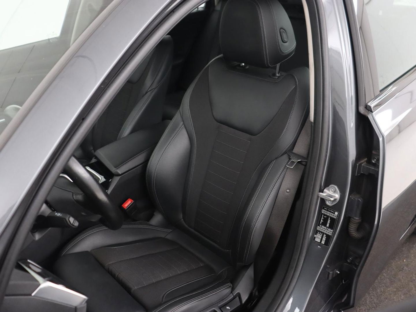 BMW 3 Serie 318i Executive Edition | Sport Line | Trekhaak | Sportstoelen | Carplay | Half leder | Live Cockpit | Navigatie | Climate control | Parkeerhulp