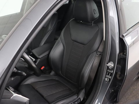 BMW 3 Serie 318i Executive Edition | Sport Line | Trekhaak | Sportstoelen | Carplay | Half leder | Live Cockpit | Navigatie | Climate control | Parkeerhulp
