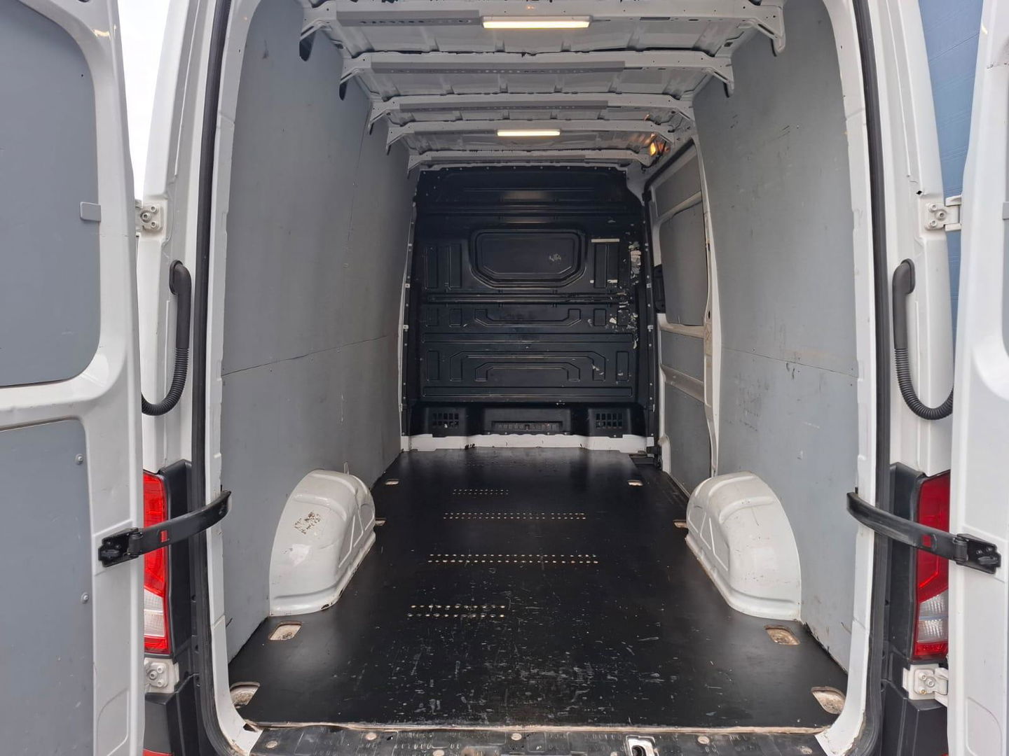 Volkswagen Crafter 35 2.0 TDI L3H3 Trendline IMPERIAL  / TREKHAAK / EURO 6 / NAP / CAMERA