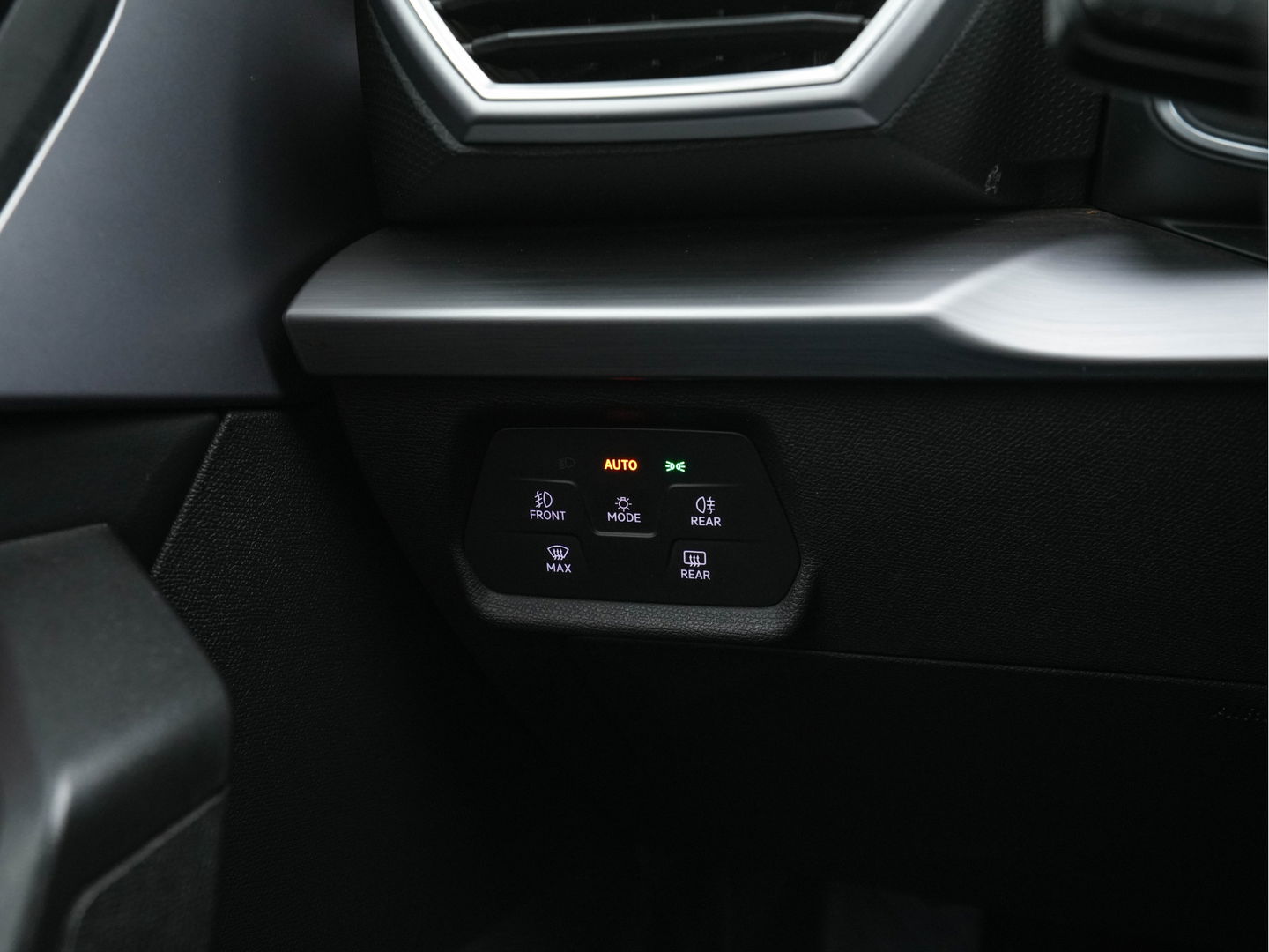 SEAT Leon Sportstourer 1.5 eTSI FR Launch Edition Aut. *FULL-LED | DIGI-COCKPIT | NAVI-FULLMAP | LEATHER-MICROFIBRE | CARPLAY | KEYLESS | SHIFT-PADDLES | SPORT-SEATS | HEATED-SEATS | AMBIENT-LIGHT | CAMERA | ECC | PDC | CRUISE | TOWBAR | 17'