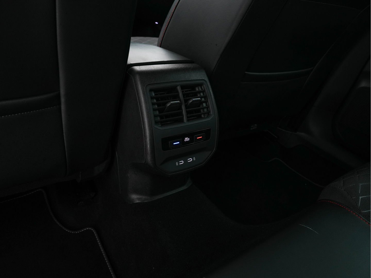 SEAT Leon Sportstourer 1.5 eTSI FR Launch Edition Aut. *FULL-LED | DIGI-COCKPIT | NAVI-FULLMAP | LEATHER-MICROFIBRE | CARPLAY | KEYLESS | SHIFT-PADDLES | SPORT-SEATS | HEATED-SEATS | AMBIENT-LIGHT | CAMERA | ECC | PDC | CRUISE | TOWBAR | 17'