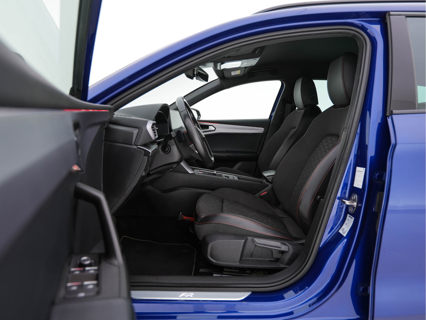 SEAT Leon Sportstourer 1.5 eTSI FR Launch Edition Aut. *FULL-LED | DIGI-COCKPIT | NAVI-FULLMAP | LEATHER-MICROFIBRE | CARPLAY | KEYLESS | SHIFT-PADDLES | SPORT-SEATS | HEATED-SEATS | AMBIENT-LIGHT | CAMERA | ECC | PDC | CRUISE | TOWBAR | 17'