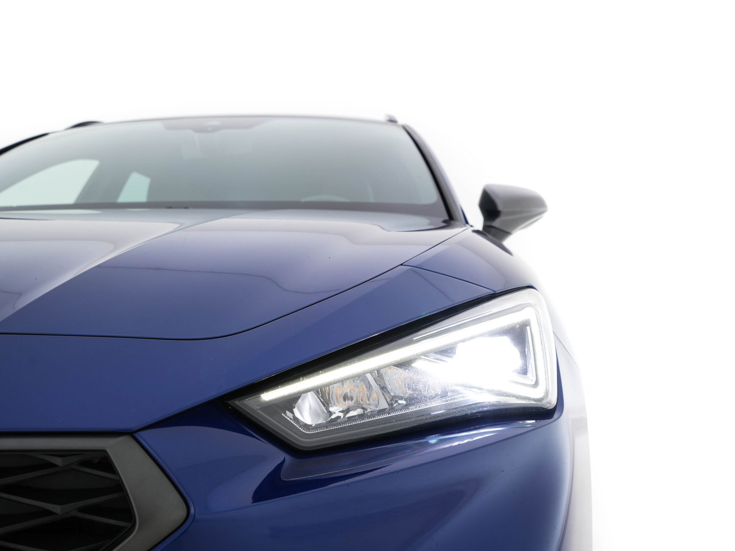 SEAT Leon Sportstourer 1.5 eTSI FR Launch Edition Aut. *FULL-LED | DIGI-COCKPIT | NAVI-FULLMAP | LEATHER-MICROFIBRE | CARPLAY | KEYLESS | SHIFT-PADDLES | SPORT-SEATS | HEATED-SEATS | AMBIENT-LIGHT | CAMERA | ECC | PDC | CRUISE | TOWBAR | 17'