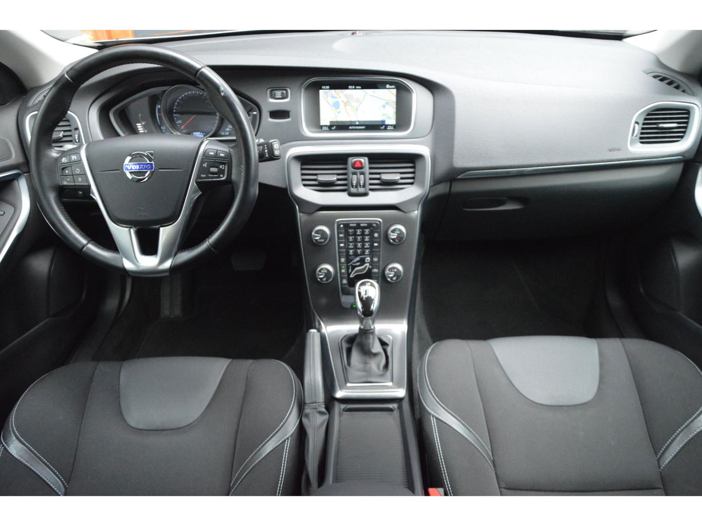 Volvo V40 T3 | Stoelverwarming | trekhaak | Cruise Control | VOC | Standkachel | High Performance Audio |