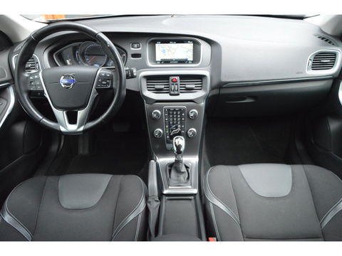 Volvo V40 T3 | Stoelverwarming | trekhaak | Cruise Control | VOC | Standkachel | High Performance Audio |