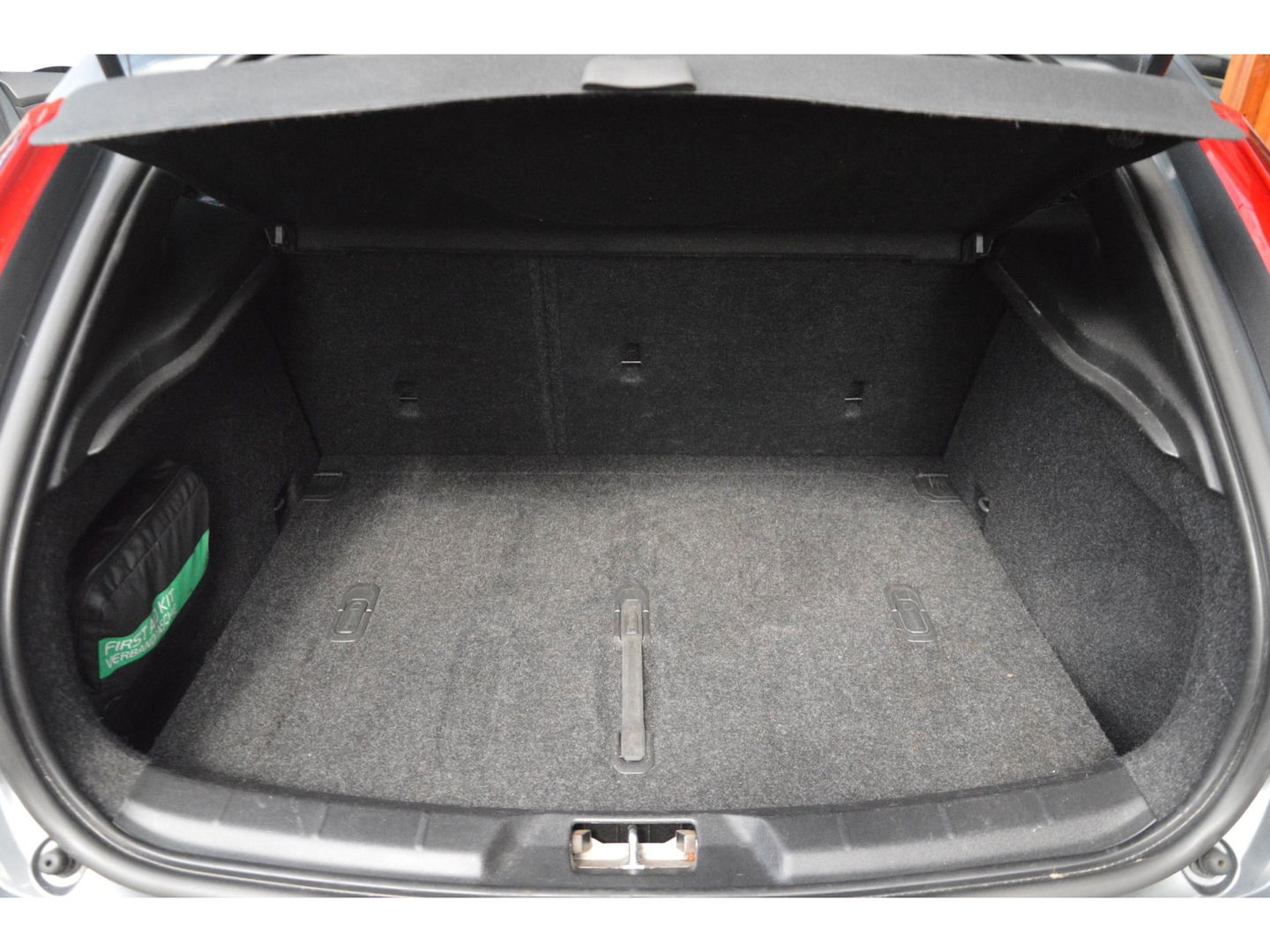 Volvo V40 T3 | Stoelverwarming | trekhaak | Cruise Control | VOC | Standkachel | High Performance Audio |