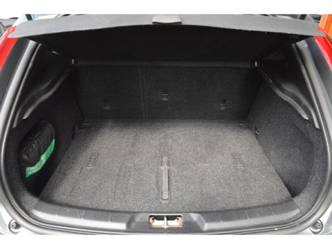 Volvo V40 T3 | Stoelverwarming | trekhaak | Cruise Control | VOC | Standkachel | High Performance Audio |