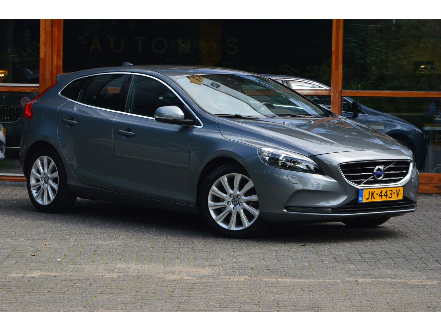 Volvo V40 T3 | Stoelverwarming | trekhaak | Cruise Control | VOC | Standkachel | High Performance Audio |