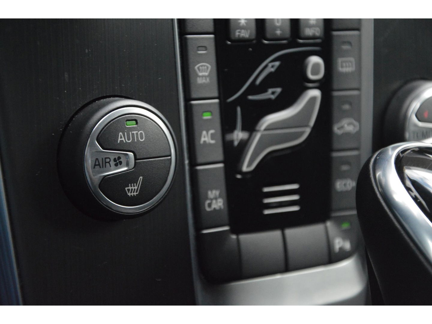 Volvo V40 T3 | Stoelverwarming | trekhaak | Cruise Control | VOC | Standkachel | High Performance Audio |