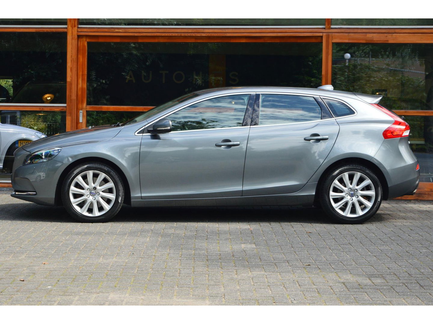 Volvo V40 T3 | Stoelverwarming | trekhaak | Cruise Control | VOC | Standkachel | High Performance Audio |