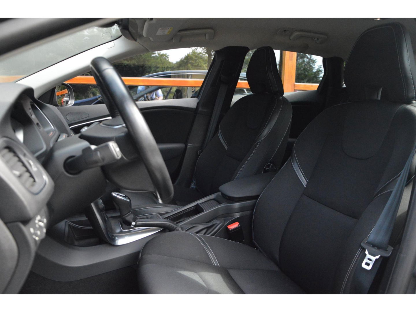 Volvo V40 T3 | Stoelverwarming | trekhaak | Cruise Control | VOC | Standkachel | High Performance Audio |