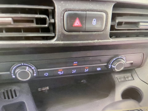 Peugeot Partner 1.2 PureTech Premium / benzine grijs kenteken / originele Nederlandse bus ! / vaste prijs rijklaar € 13.450 ex btw / lease vanaf € 227 / airco / euro 6