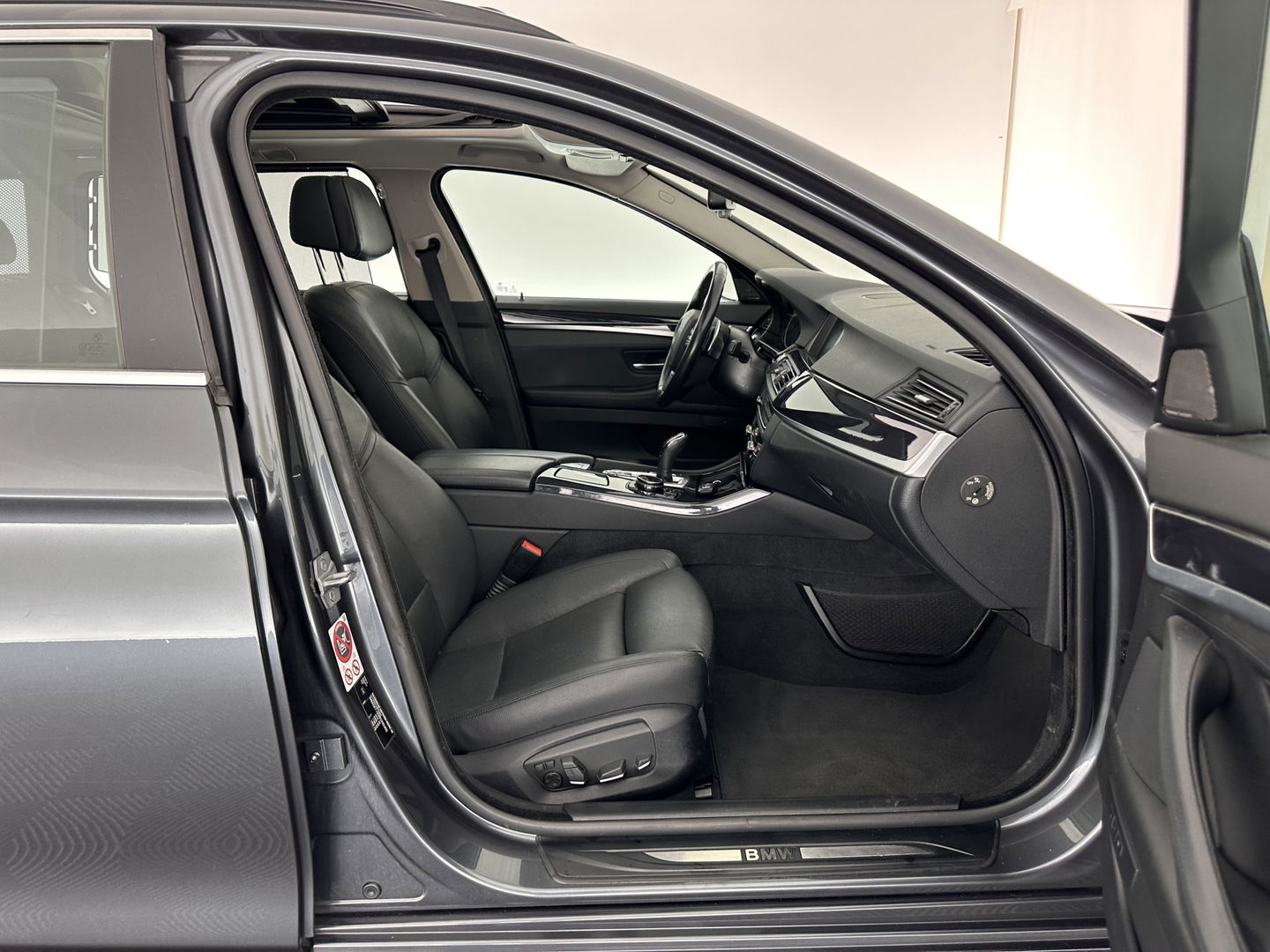 BMW 5 Serie Touring 530d High Executive Aut. *PANO | HEAD-UP | NIGHT-VISION | FULL-LEATHER | XENON | ADAPTIVE-CRUISE | SOFT-CLOSE | HARMAN/KARDON | MEMORY-PACK | COMFORT/HEATED-SEATS | CAMERA | KEYLESS | DIGI-COCKPIT | NAVI-FULLMAP