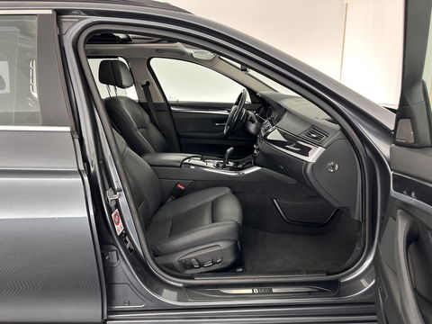 BMW 5 Serie Touring 530d High Executive Aut. *PANO | HEAD-UP | NIGHT-VISION | FULL-LEATHER | XENON | ADAPTIVE-CRUISE | SOFT-CLOSE | HARMAN/KARDON | MEMORY-PACK | COMFORT/HEATED-SEATS | CAMERA | KEYLESS | DIGI-COCKPIT | NAVI-FULLMAP