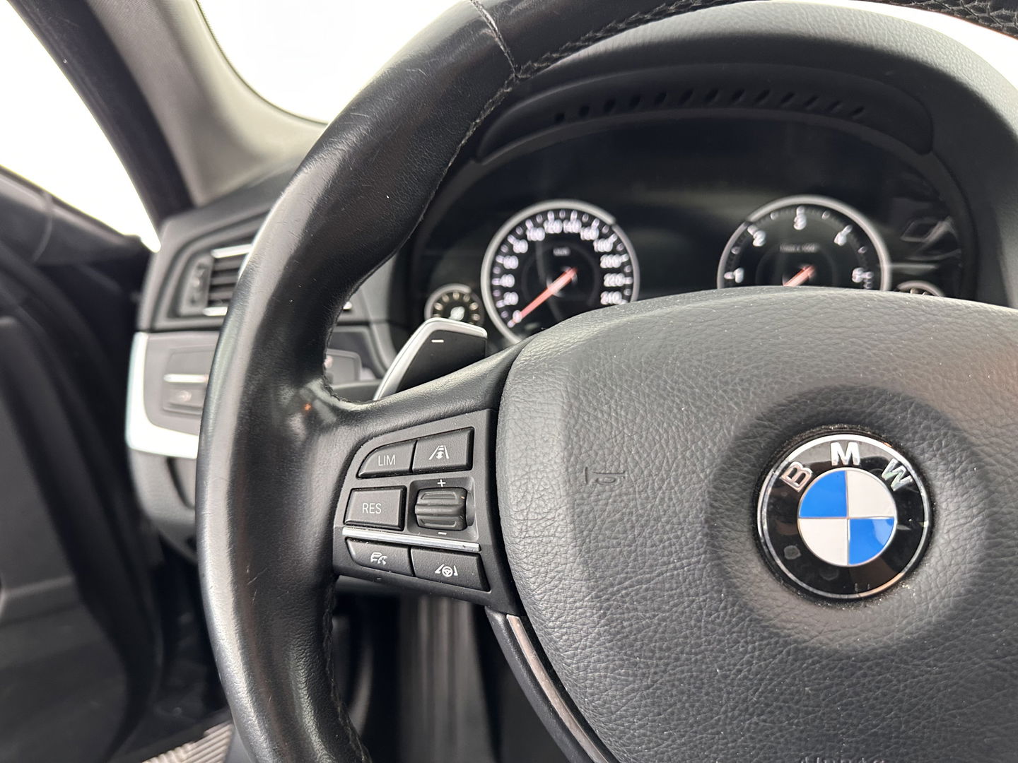 BMW 5 Serie Touring 530d High Executive Aut. *PANO | HEAD-UP | NIGHT-VISION | FULL-LEATHER | XENON | ADAPTIVE-CRUISE | SOFT-CLOSE | HARMAN/KARDON | MEMORY-PACK | COMFORT/HEATED-SEATS | CAMERA | KEYLESS | DIGI-COCKPIT | NAVI-FULLMAP