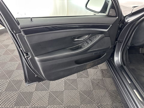 BMW 5 Serie Touring 530d High Executive Aut. *PANO | HEAD-UP | NIGHT-VISION | FULL-LEATHER | XENON | ADAPTIVE-CRUISE | SOFT-CLOSE | HARMAN/KARDON | MEMORY-PACK | COMFORT/HEATED-SEATS | CAMERA | KEYLESS | DIGI-COCKPIT | NAVI-FULLMAP