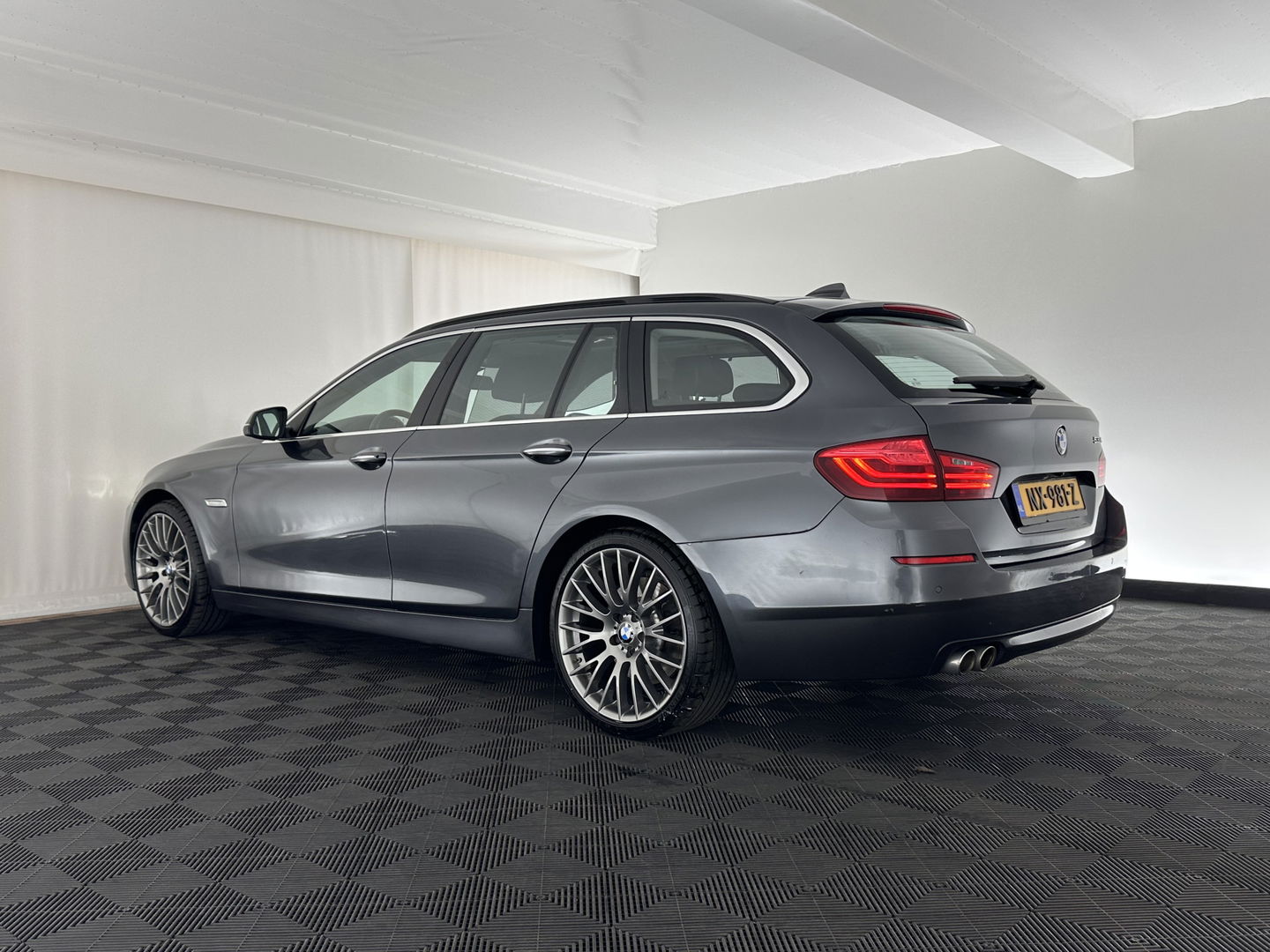 BMW 5 Serie Touring 530d High Executive Aut. *PANO | HEAD-UP | NIGHT-VISION | FULL-LEATHER | XENON | ADAPTIVE-CRUISE | SOFT-CLOSE | HARMAN/KARDON | MEMORY-PACK | COMFORT/HEATED-SEATS | CAMERA | KEYLESS | DIGI-COCKPIT | NAVI-FULLMAP
