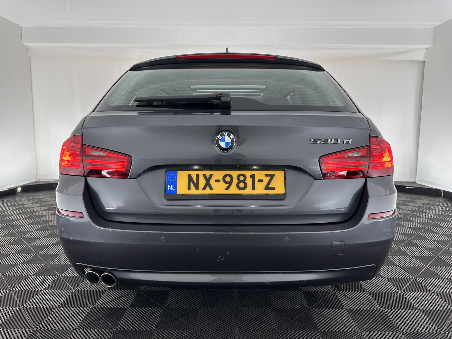 BMW 5 Serie Touring 530d High Executive Aut. *PANO | HEAD-UP | NIGHT-VISION | FULL-LEATHER | XENON | ADAPTIVE-CRUISE | SOFT-CLOSE | HARMAN/KARDON | MEMORY-PACK | COMFORT/HEATED-SEATS | CAMERA | KEYLESS | DIGI-COCKPIT | NAVI-FULLMAP