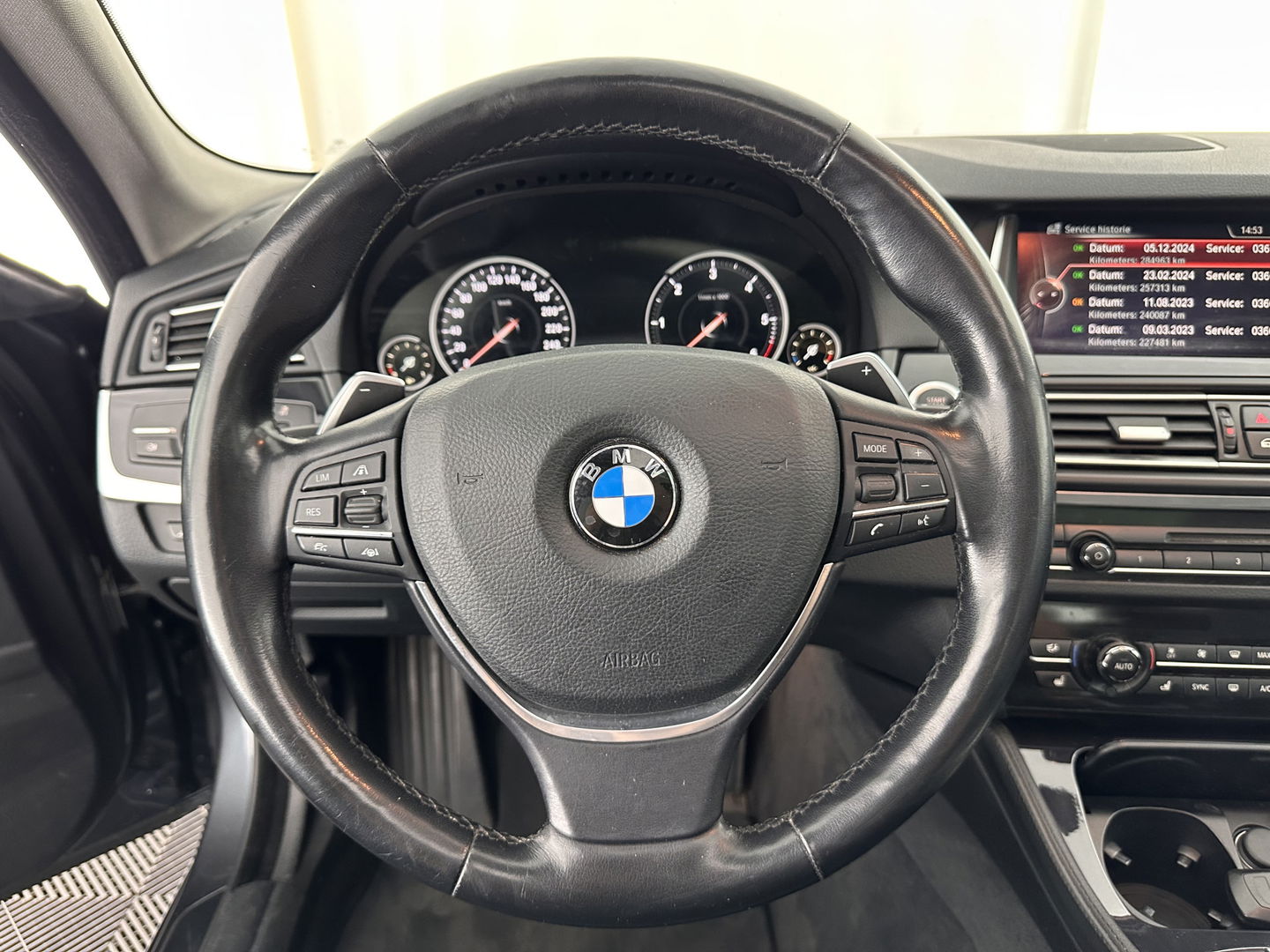 BMW 5 Serie Touring 530d High Executive Aut. *PANO | HEAD-UP | NIGHT-VISION | FULL-LEATHER | XENON | ADAPTIVE-CRUISE | SOFT-CLOSE | HARMAN/KARDON | MEMORY-PACK | COMFORT/HEATED-SEATS | CAMERA | KEYLESS | DIGI-COCKPIT | NAVI-FULLMAP