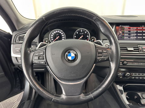 BMW 5 Serie Touring 530d High Executive Aut. *PANO | HEAD-UP | NIGHT-VISION | FULL-LEATHER | XENON | ADAPTIVE-CRUISE | SOFT-CLOSE | HARMAN/KARDON | MEMORY-PACK | COMFORT/HEATED-SEATS | CAMERA | KEYLESS | DIGI-COCKPIT | NAVI-FULLMAP