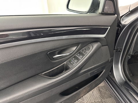 BMW 5 Serie Touring 530d High Executive Aut. *PANO | HEAD-UP | NIGHT-VISION | FULL-LEATHER | XENON | ADAPTIVE-CRUISE | SOFT-CLOSE | HARMAN/KARDON | MEMORY-PACK | COMFORT/HEATED-SEATS | CAMERA | KEYLESS | DIGI-COCKPIT | NAVI-FULLMAP