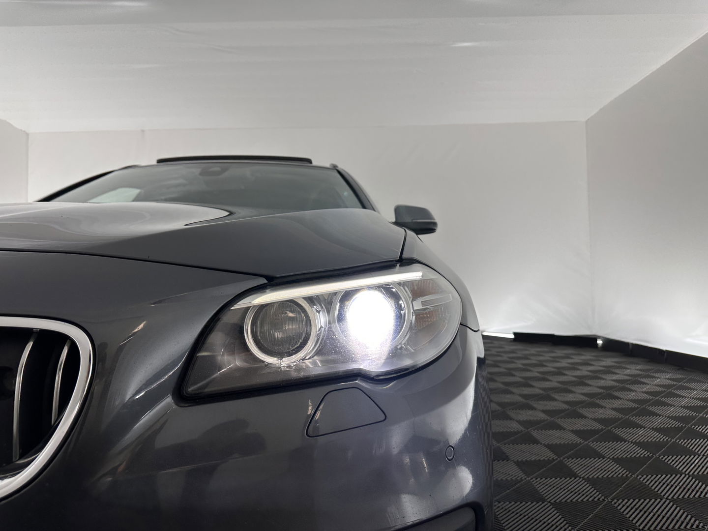 BMW 5 Serie Touring 530d High Executive Aut. *PANO | HEAD-UP | NIGHT-VISION | FULL-LEATHER | XENON | ADAPTIVE-CRUISE | SOFT-CLOSE | HARMAN/KARDON | MEMORY-PACK | COMFORT/HEATED-SEATS | CAMERA | KEYLESS | DIGI-COCKPIT | NAVI-FULLMAP