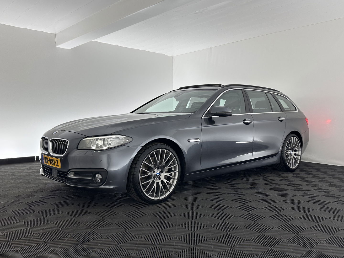 BMW 5 Serie Touring 530d High Executive Aut. *PANO | HEAD-UP | NIGHT-VISION | FULL-LEATHER | XENON | ADAPTIVE-CRUISE | SOFT-CLOSE | HARMAN/KARDON | MEMORY-PACK | COMFORT/HEATED-SEATS | CAMERA | KEYLESS | DIGI-COCKPIT | NAVI-FULLMAP