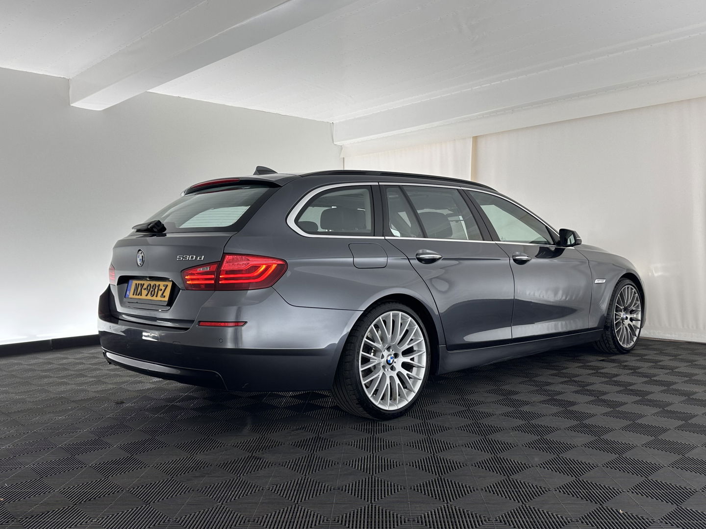 BMW 5 Serie Touring 530d High Executive Aut. *PANO | HEAD-UP | NIGHT-VISION | FULL-LEATHER | XENON | ADAPTIVE-CRUISE | SOFT-CLOSE | HARMAN/KARDON | MEMORY-PACK | COMFORT/HEATED-SEATS | CAMERA | KEYLESS | DIGI-COCKPIT | NAVI-FULLMAP