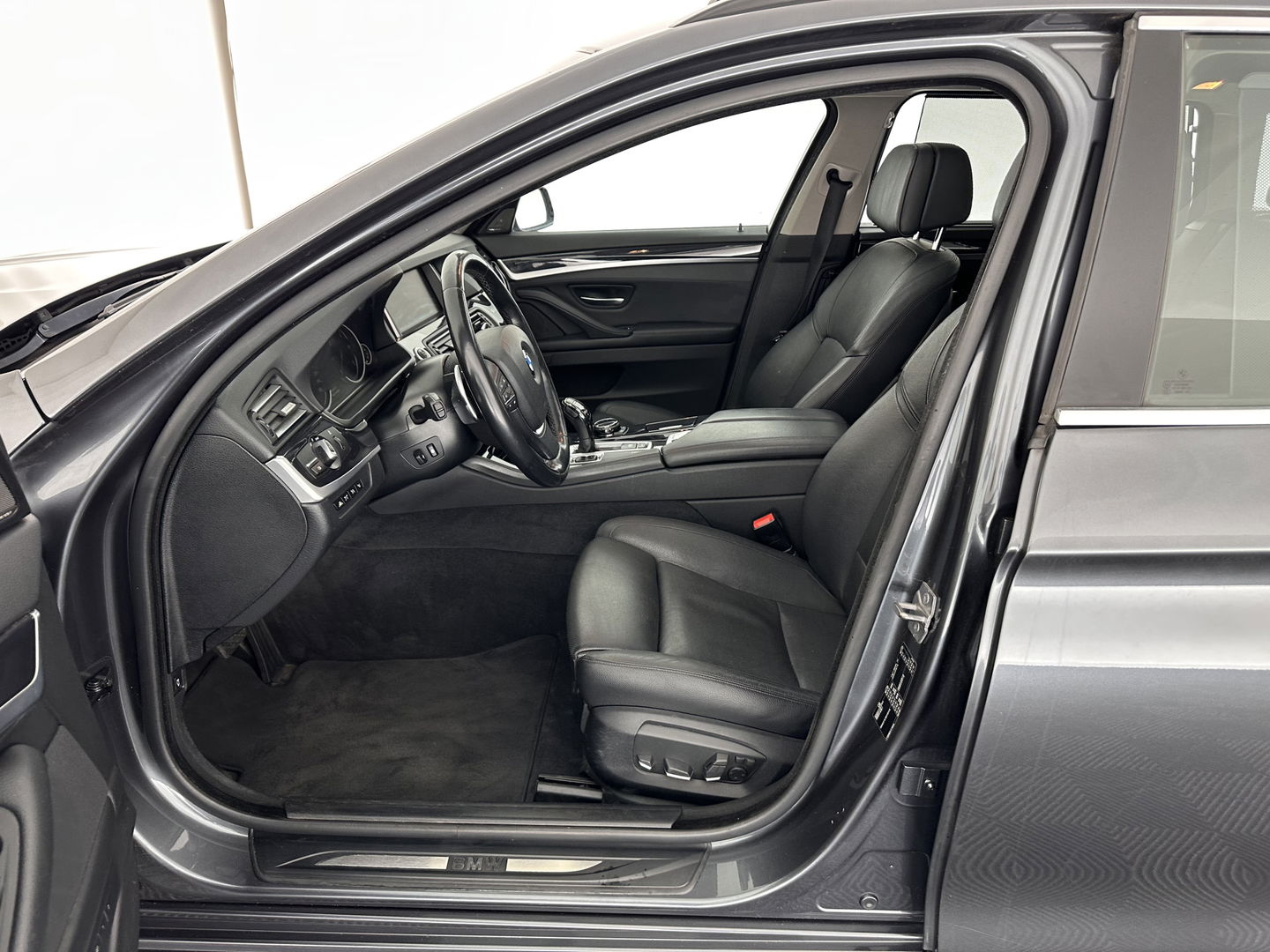 BMW 5 Serie Touring 530d High Executive Aut. *PANO | HEAD-UP | NIGHT-VISION | FULL-LEATHER | XENON | ADAPTIVE-CRUISE | SOFT-CLOSE | HARMAN/KARDON | MEMORY-PACK | COMFORT/HEATED-SEATS | CAMERA | KEYLESS | DIGI-COCKPIT | NAVI-FULLMAP