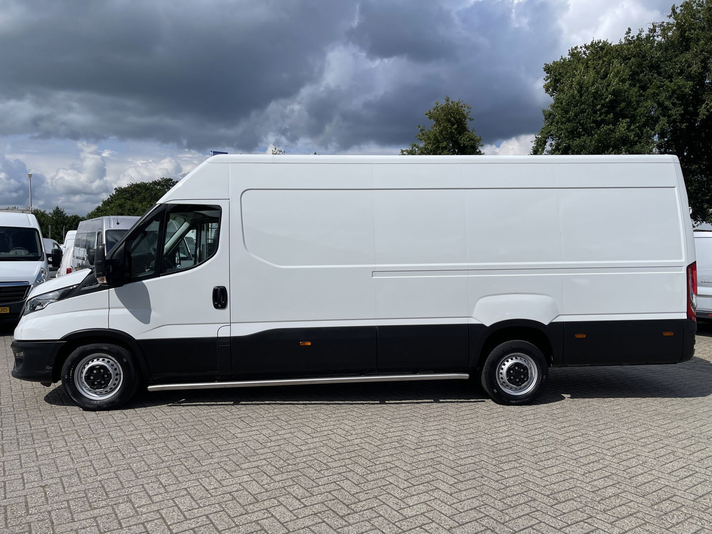 Iveco Daily 35S14V 2.3 136pk 410 L4H2 Himatic automaat / vaste prijs rijklaar € 23.950 ex btw / lease vanaf € 391 / trekhaak 3500 kg / airco / cruise control / laadruimte 475 cm lang !