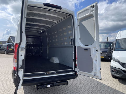 Iveco Daily 35S14V 2.3 136pk 410 L4H2 Himatic automaat / vaste prijs rijklaar € 23.950 ex btw / lease vanaf € 391 / trekhaak 3500 kg / airco / cruise control / laadruimte 475 cm lang !
