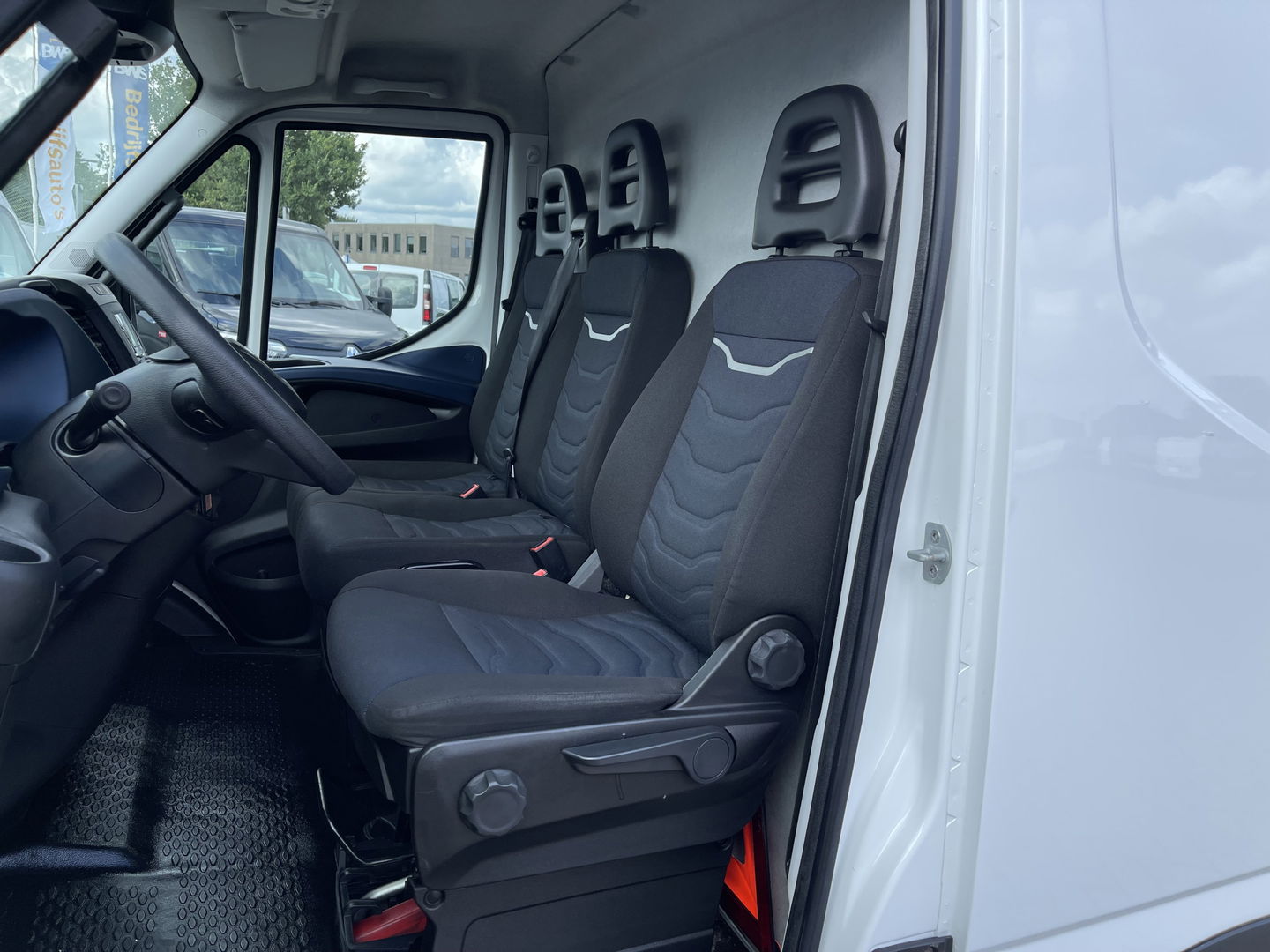 Iveco Daily 35S14V 2.3 136pk 410 L4H2 Himatic automaat / vaste prijs rijklaar € 23.950 ex btw / lease vanaf € 391 / trekhaak 3500 kg / airco / cruise control / laadruimte 475 cm lang !