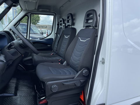 Iveco Daily 35S14V 2.3 136pk 410 L4H2 Himatic automaat / vaste prijs rijklaar € 23.950 ex btw / lease vanaf € 391 / trekhaak 3500 kg / airco / cruise control / laadruimte 475 cm lang !