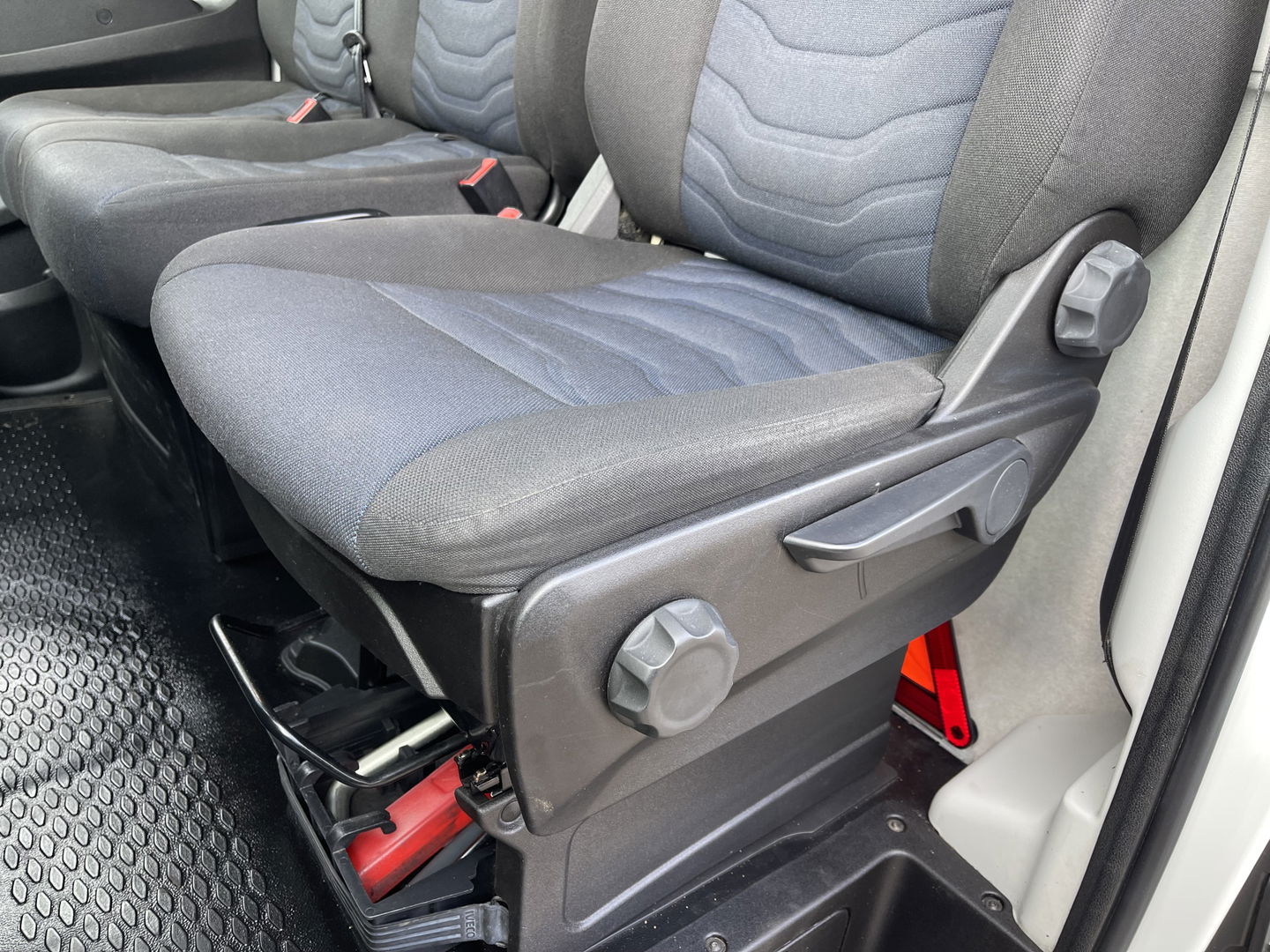 Iveco Daily 35S14V 2.3 136pk 410 L4H2 Himatic automaat / vaste prijs rijklaar € 23.950 ex btw / lease vanaf € 391 / trekhaak 3500 kg / airco / cruise control / laadruimte 475 cm lang !