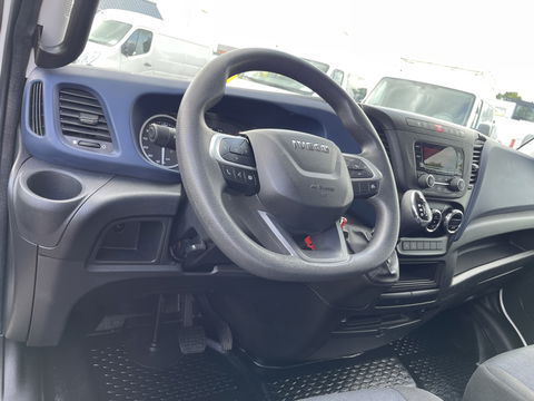 Iveco Daily 35S14V 2.3 136pk 410 L4H2 Himatic automaat / vaste prijs rijklaar € 23.950 ex btw / lease vanaf € 391 / trekhaak 3500 kg / airco / cruise control / laadruimte 475 cm lang !