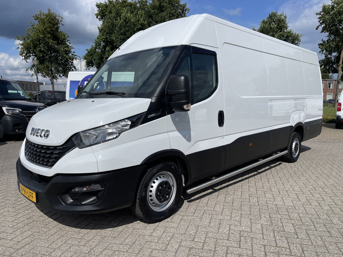 Iveco Daily 35S14V 2.3 136pk 410 L4H2 Himatic automaat / vaste prijs rijklaar € 23.950 ex btw / lease vanaf € 391 / trekhaak 3500 kg / airco / cruise control / laadruimte 475 cm lang !