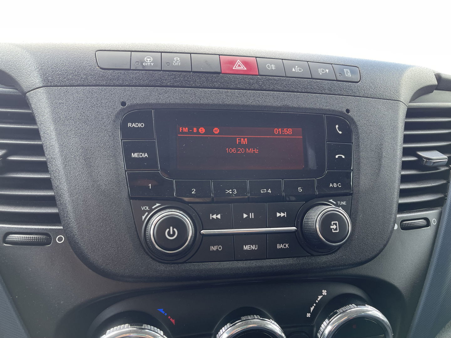 Iveco Daily 35S14V 2.3 136pk 410 L4H2 Himatic automaat / vaste prijs rijklaar € 23.950 ex btw / lease vanaf € 391 / trekhaak 3500 kg / airco / cruise control / laadruimte 475 cm lang !
