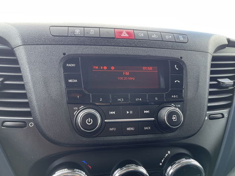 Iveco Daily 35S14V 2.3 136pk 410 L4H2 Himatic automaat / vaste prijs rijklaar € 23.950 ex btw / lease vanaf € 391 / trekhaak 3500 kg / airco / cruise control / laadruimte 475 cm lang !