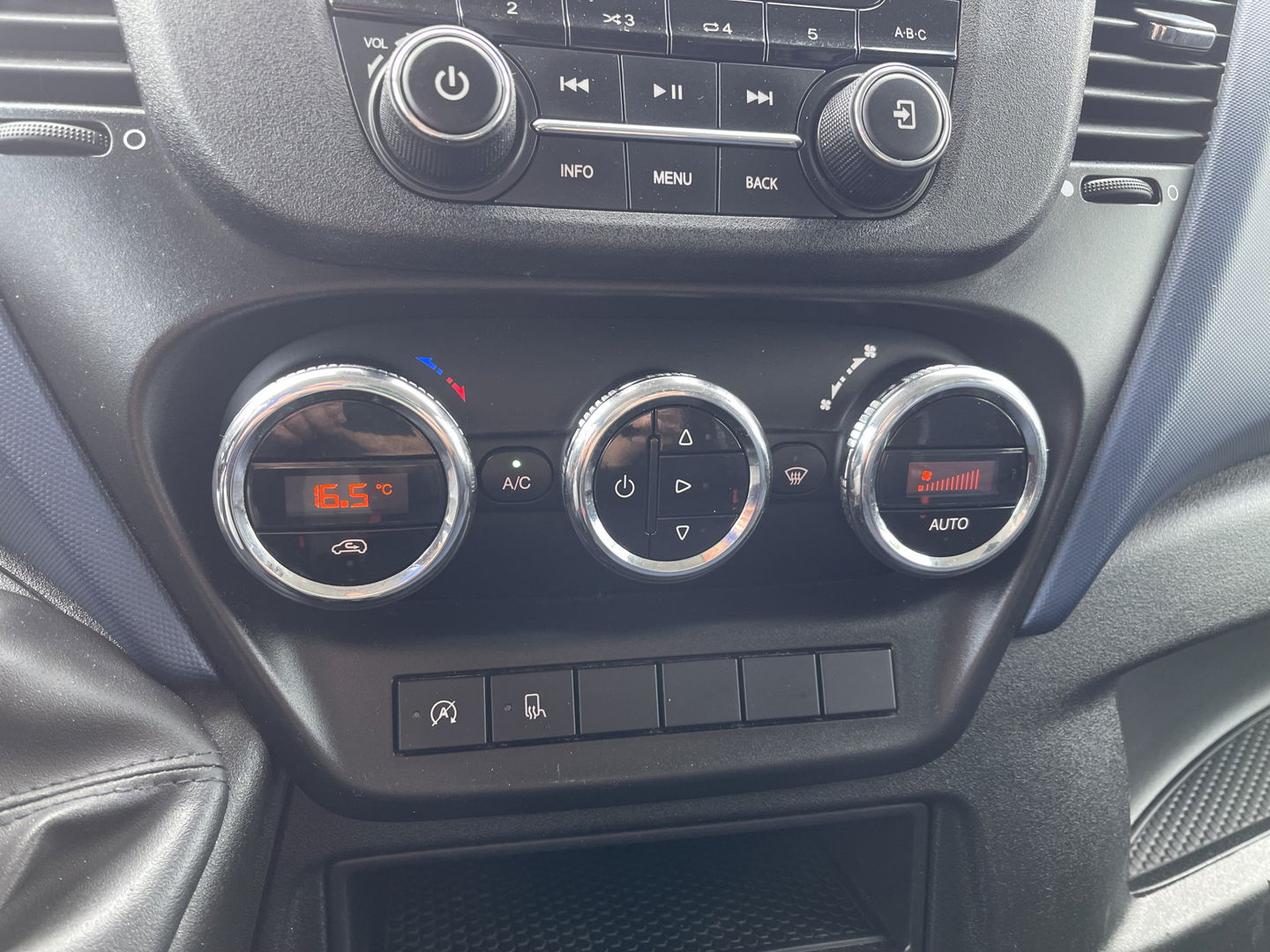 Iveco Daily 35S14V 2.3 136pk 410 L4H2 Himatic automaat / vaste prijs rijklaar € 23.950 ex btw / lease vanaf € 391 / trekhaak 3500 kg / airco / cruise control / laadruimte 475 cm lang !