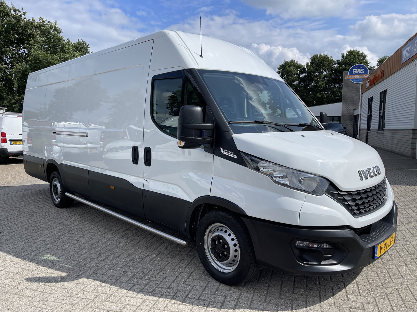 Iveco Daily 35S14V 2.3 136pk 410 L4H2 Himatic automaat / vaste prijs rijklaar € 23.950 ex btw / lease vanaf € 391 / trekhaak 3500 kg / airco / cruise control / laadruimte 475 cm lang !