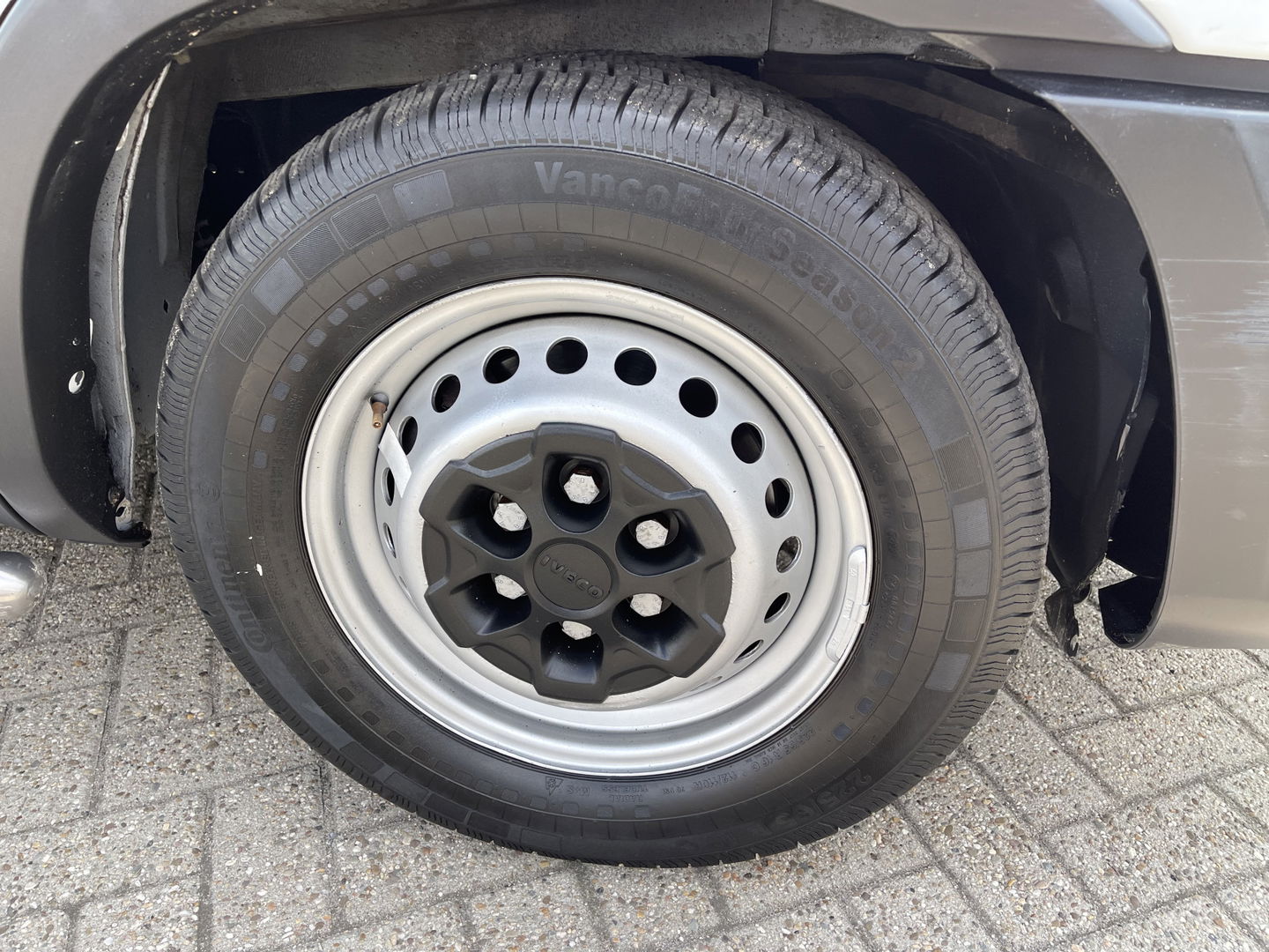 Iveco Daily 35S14V 2.3 136pk 410 L4H2 Himatic automaat / vaste prijs rijklaar € 23.950 ex btw / lease vanaf € 391 / trekhaak 3500 kg / airco / cruise control / laadruimte 475 cm lang !