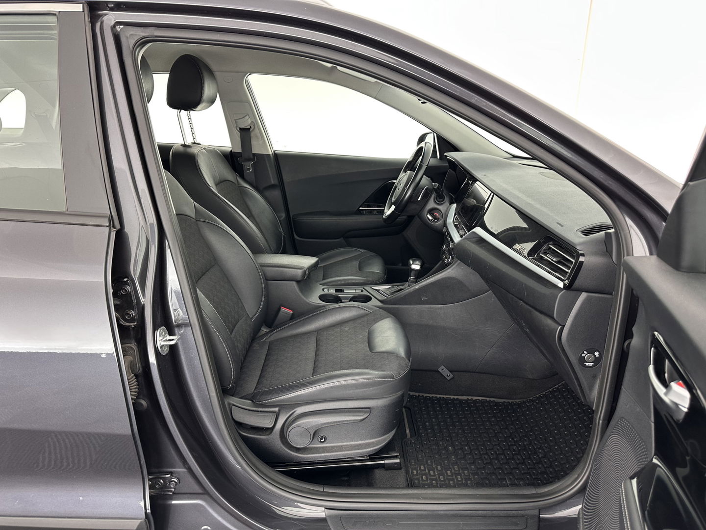 Kia Niro 1.6 GDi Hybrid DynamicLine (INCL.BTW) *ADAPTIVE-CRUISE | 1/2LEATHER | NAVI-FULLMAP | COMFORT-SEATS | CAMERA | DAB+ | KEYLESS | 16''ALU | ECC | PDC*