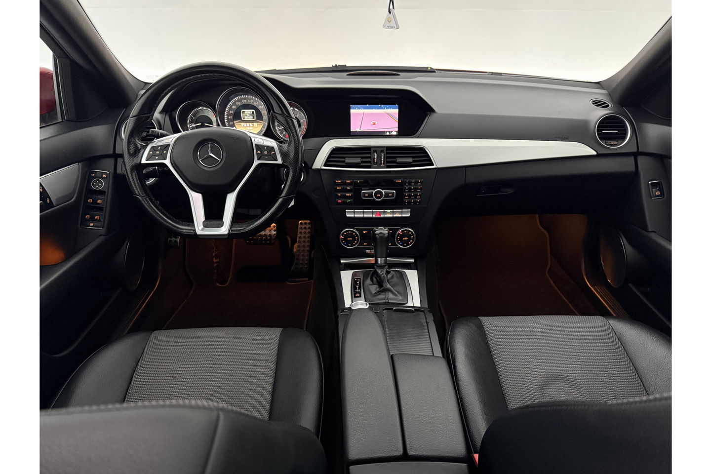 Mercedes-Benz C-Klasse 180 Business Class Avantgarde AMG 157PK Pano Trekhaak Clima Cruise Navi PDC 17''LMV