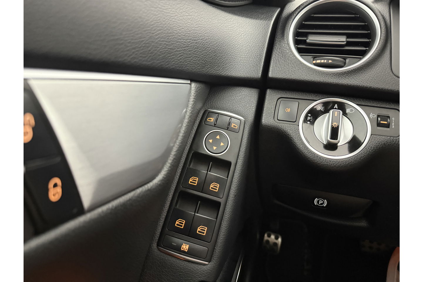 Mercedes-Benz C-Klasse 180 Business Class Avantgarde AMG 157PK Pano Trekhaak Clima Cruise Navi PDC 17''LMV