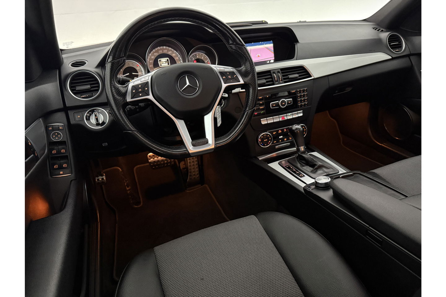 Mercedes-Benz C-Klasse 180 Business Class Avantgarde AMG 157PK Pano Trekhaak Clima Cruise Navi PDC 17''LMV